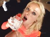 Blond kurvička si pripíja na zdravie čerstvým semenom - freevideo